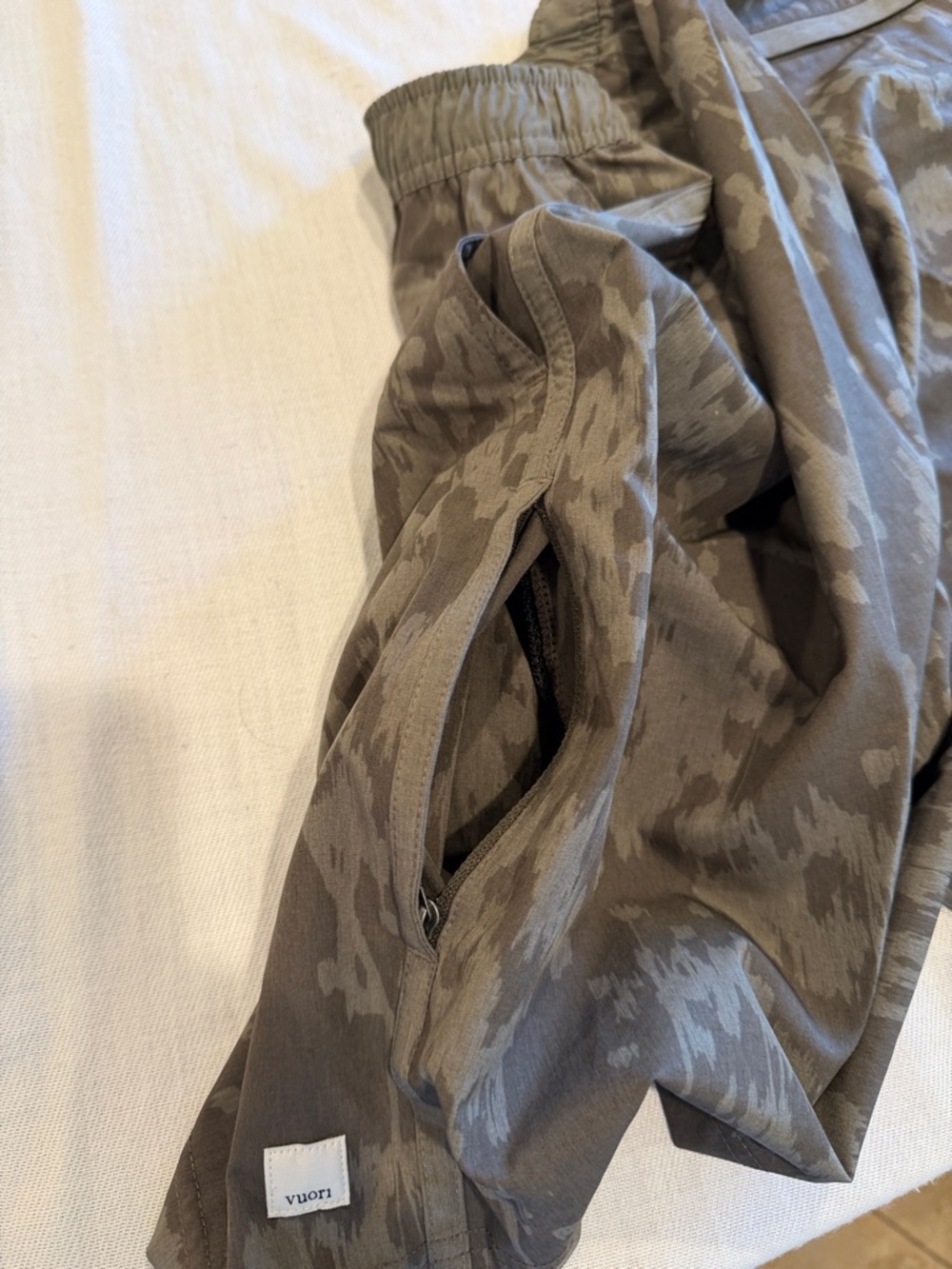 1304109 Vuori Men's Dark Grey Green Camo Athletic Shorts SZ 34-36 EUC - Picture 11 of 11